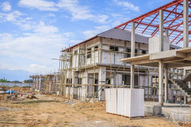 İnşaat alanındaki yeni ev inşaatı devam ediyor