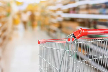 süpermarket koridoru boş kırmızı alışveriş arabasıyla bulanık arkaplan