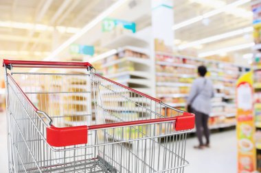 süpermarket koridoru boş kırmızı alışveriş arabasıyla bulanık arkaplan