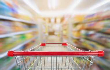 boş kırmızı alışveriş arabası ile süpermarket koridoru bulanık arkaplan