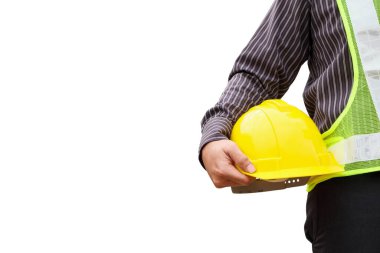 Genç iş adamı profesyonel mühendis planlı ve kasklı beyaz arka planda izole edilmiş.