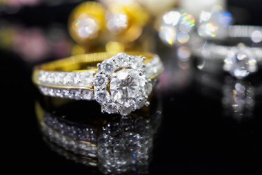 Siyah arka planda yansıması olan lüks mücevher yüzükleri.