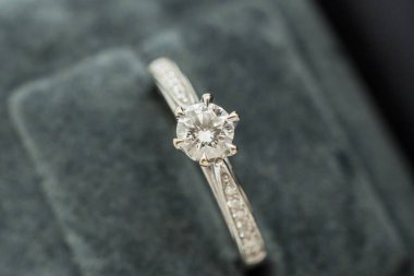 Lüks nikah yüzüğünü mücevher kutusuna koy.