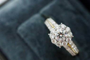 Lüks nikah yüzüğünü mücevher kutusuna koy.