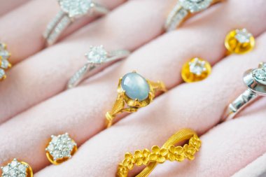 Altın ve gümüş elmas elmas safir yüzük ve küpeler lüks mücevher kutusunda.