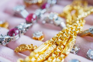 Altın ve gümüş elmas elmas yüzük kolye ve küpeler lüks mücevher kutusunda.