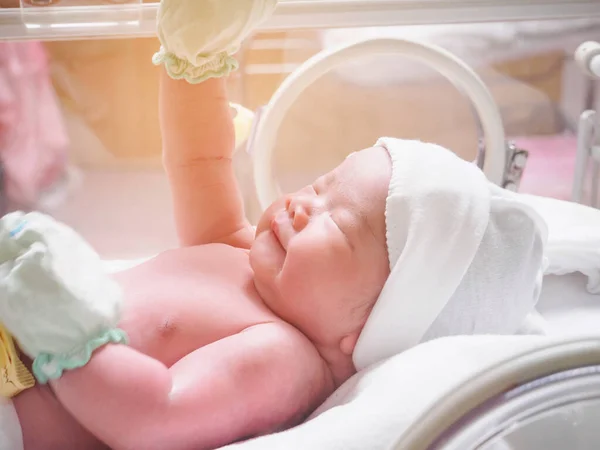 Recién Nacido Bebé Dormir Incubadora Hospital — Foto de Stock
