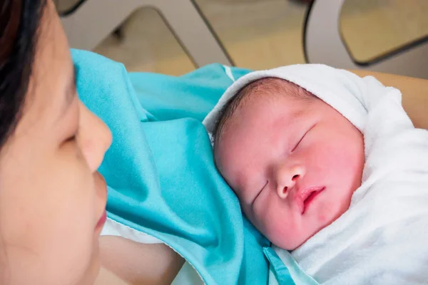 Mãe Feliz Bebê Recém Nascido Após Parto Hospital — Fotografia de Stock