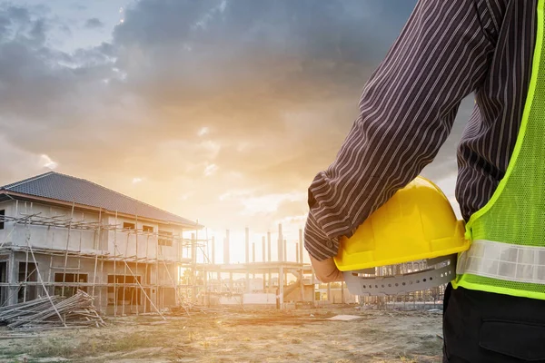 Asiático Hombre Negocios Ingeniero Construcción Trabajador Casco Protección Planos Papel — Foto de Stock