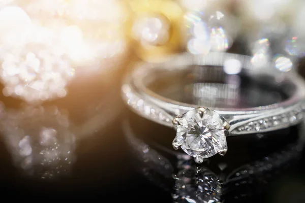 ブラックを背景に反射と高級ジュエリーダイヤモンドリング — ストック写真