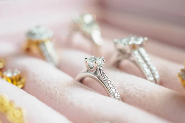 Arany Ezüst Gyémánt Gyűrű Fülbevaló Luxus Ékszerdobozban — Stock Fotó