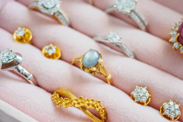 Altın ve gümüş elmas elmas safir yüzük ve küpeler lüks mücevher kutusunda.