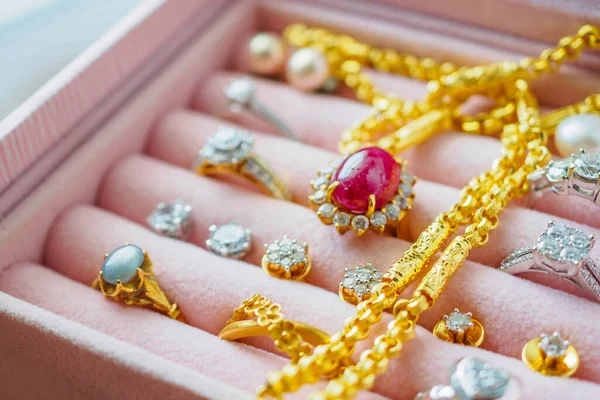 Χρυσό Και Ασήμι Διαμάντι Πολύτιμων Λίθων Ζαφείρι Κολιέ Δαχτυλίδι Και — Φωτογραφία Αρχείου