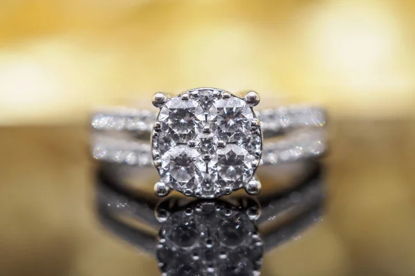 Luxusní Zlaté Šperky Diamantové Prsteny Odrazem Černém Pozadí — Stock fotografie