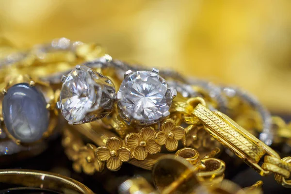 Brincos Diamantes Jóias Ouro Luxo Anel Safira Dourada Com Reflexão — Fotografia de Stock