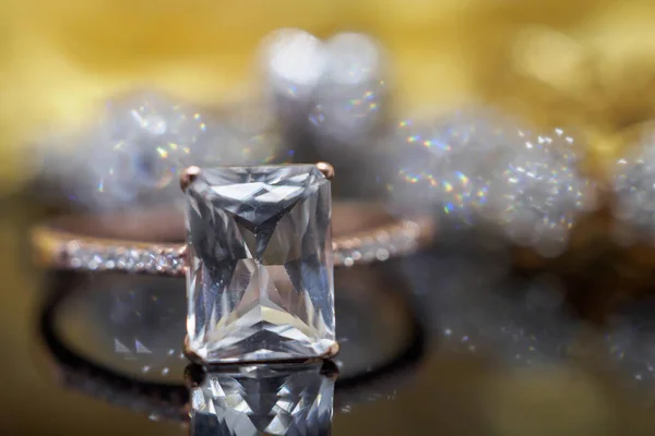 Lyx Smycken Diamant Och Rosa Topaz Ring Med Reflektion Över — Stockfoto