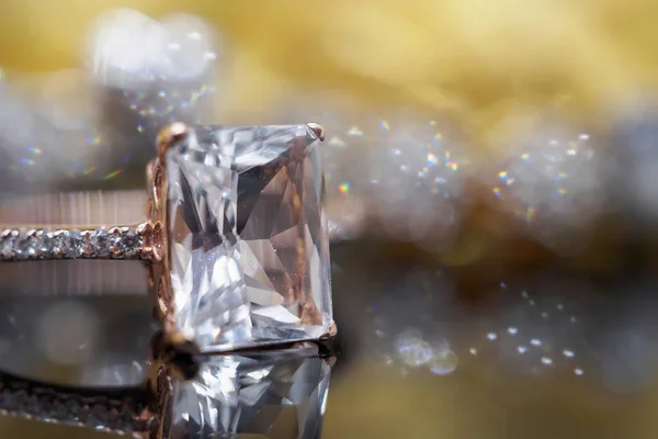 Joyas Lujo Anillo Diamante Topacio Rosa Con Reflexión Sobre Fondo — Foto de Stock