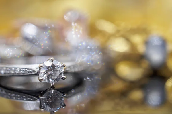 Ouro Luxo Anéis Diamantes Jóias Com Reflexão Sobre Fundo Preto — Fotografia de Stock