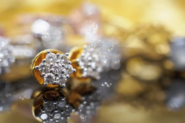 Luksus Guld Smykker Diamant Øreringe Med Refleksion Sort Baggrund - Stock-foto