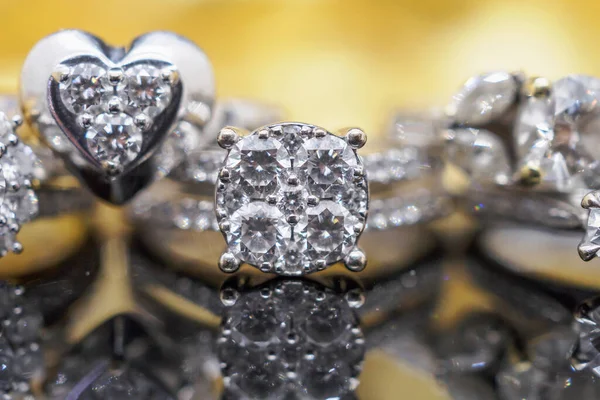 Luxus Goldschmuck Diamantringe Mit Reflexion Auf Schwarzem Hintergrund — Stockfoto