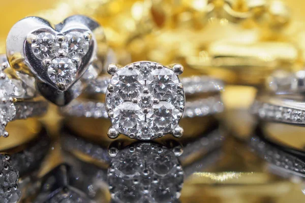 ブラックを背景に反射と高級ゴールドジュエリーダイヤモンドリング — ストック写真
