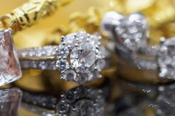 Ouro Luxo Anéis Diamantes Jóias Com Reflexão Sobre Fundo Preto — Fotografia de Stock