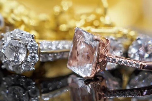 ブラックを背景に反射と高級ゴールドジュエリーダイヤモンドとピンクトパーズリング — ストック写真