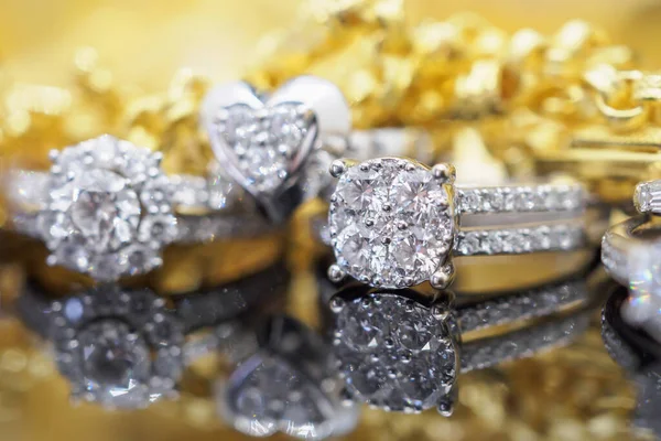 Luxus Goldschmuck Diamantringe Mit Reflexion Auf Schwarzem Hintergrund — Stockfoto