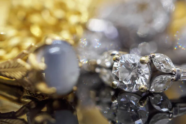 Ouro Luxo Anéis Diamantes Jóias Com Reflexão Sobre Fundo Preto — Fotografia de Stock