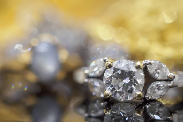 Luxus Arany Ékszerek Gyémánt Gyűrűk Tükröződik Fekete Háttér — Stock Fotó