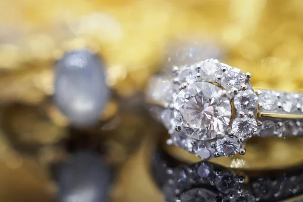 Joyas Oro Lujo Anillos Diamantes Con Reflexión Sobre Fondo Negro —  Fotos de Stock