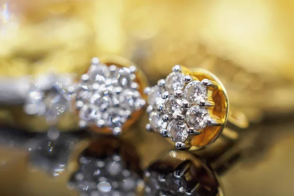 Brincos Diamantes Jóias Ouro Luxo Com Reflexão Sobre Fundo Preto — Fotografia de Stock