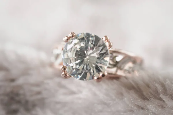 ジュエリー高級シルバーダイヤモンドリングの背景 — ストック写真