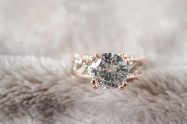 珠宝豪华银钻石戒指背景 — 图库照片