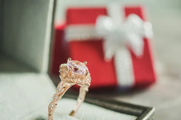 Šperky Růžový Diamantový Prsten Červeným Dárkem Box Pozadí — Stock fotografie