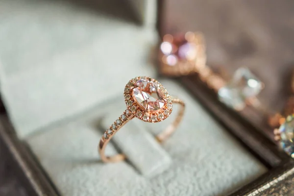 Cincin Berlian Mewah Dalam Kotak Perhiasan Gaya Vintage — Stok Foto