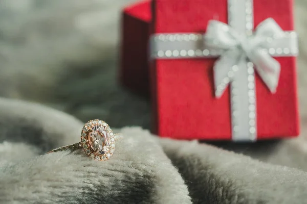 Κόσμημα Ροζ Δαχτυλίδι Διαμάντι Κόκκινο Κουτί Δώρου Φόντο — Φωτογραφία Αρχείου