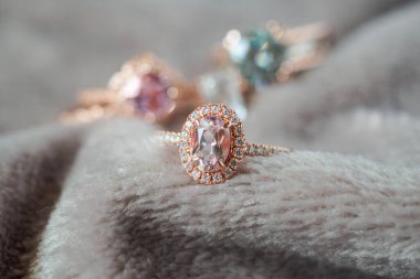 Mücevher lüks elmas yüzük kumaş dokusuna yakın plan