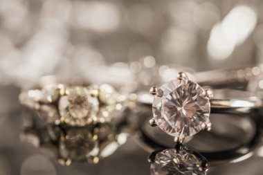 Siyah arka planda yansıması olan lüks mücevher yüzükleri.