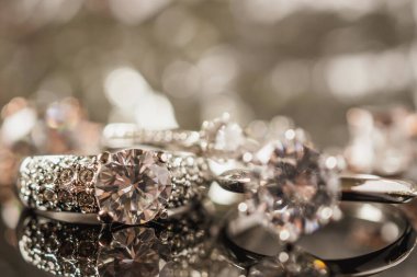 Siyah arka planda yansıması olan lüks mücevher yüzükleri.