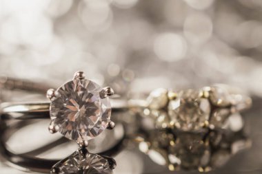 Siyah arka planda yansıması olan lüks mücevher yüzükleri.