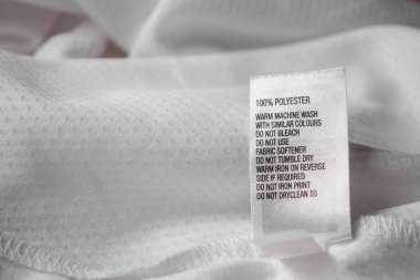 Çamaşır talimatlarıyla birlikte polyester kumaş giysi etiketi