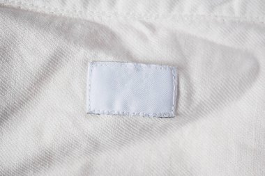 Pamuk gömlekte beyaz kuru temizleme kıyafetleri etiketi