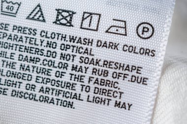 Çamaşır yıkama talimatları içeren etiket
