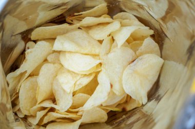 Patates cipsi açık büfede. Yakın çekim.