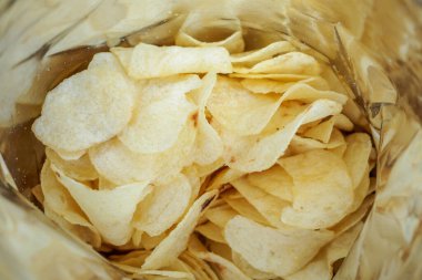 Patates cipsi açık büfede. Yakın çekim.