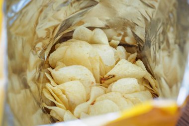 Patates cipsi açık büfede. Yakın çekim.