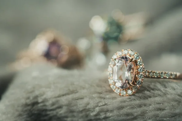 Jóias Anel Diamante Luxo Closeup Fundo Textura Tecido — Fotografia de Stock