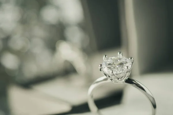 Lyx Engagemang Diamond Ring Smycken Presentförpackning Med Bokeh Ljus Bakgrund — Stockfoto