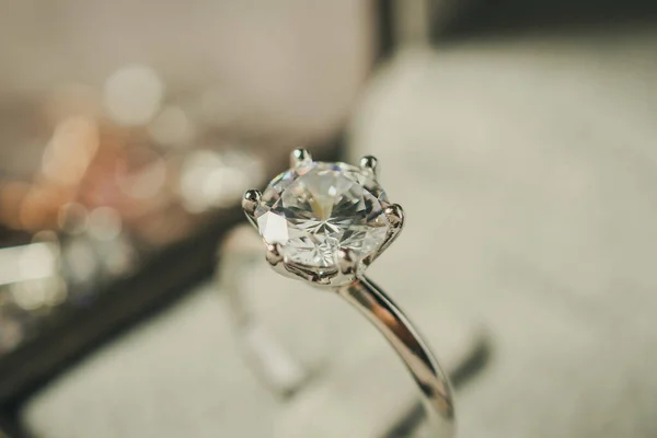 Luxusní Zásnuby Diamantový Prsten Šperkovnici — Stock fotografie